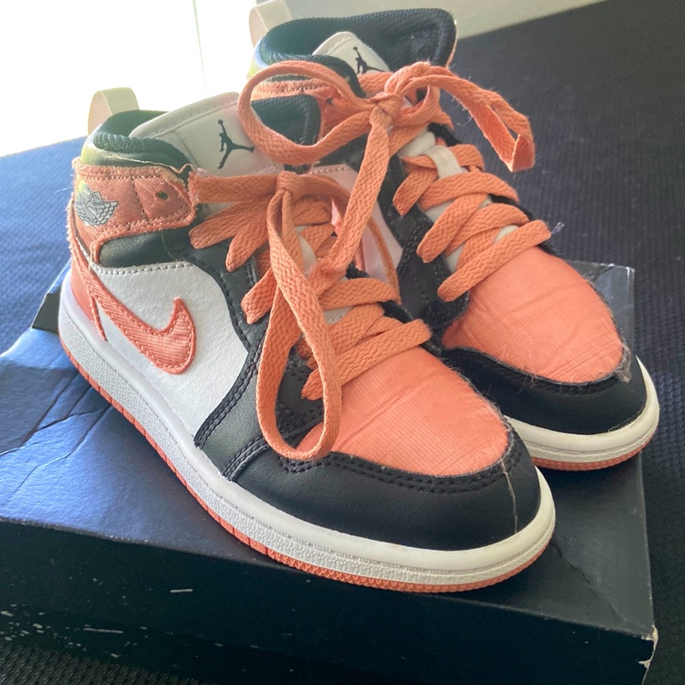 Jordan 1 MID pre-school girl’s sneakers